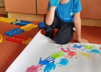 chłopiec pokazujący niebieską dłoń