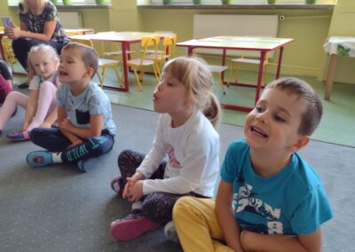 dzieci ćwiczące język