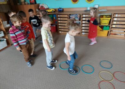 dzieci graja w klasy zrobione z kółek