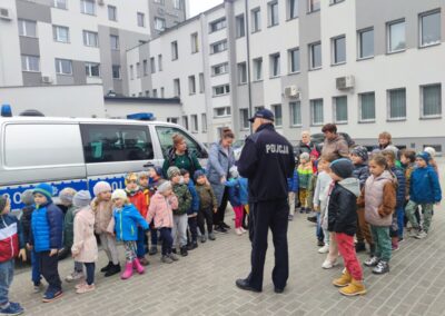 Dzieci przed komedą policji