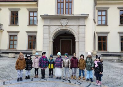 Dzieci przed Zamkiem Dzikowskim