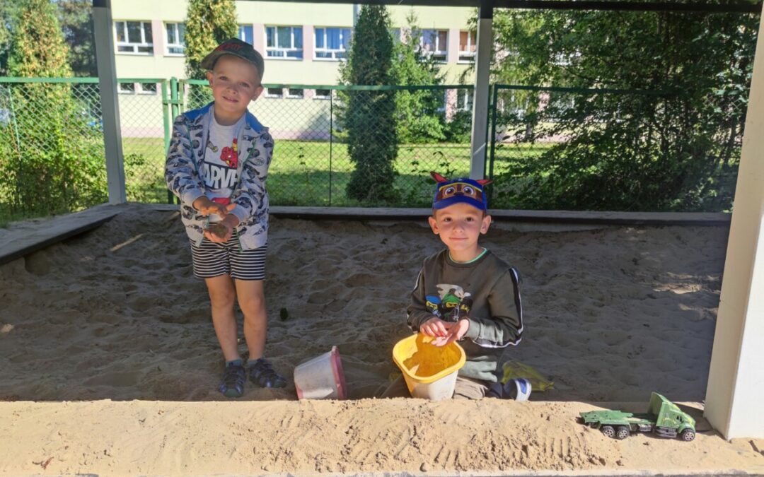 Dzieci w piaskownicy