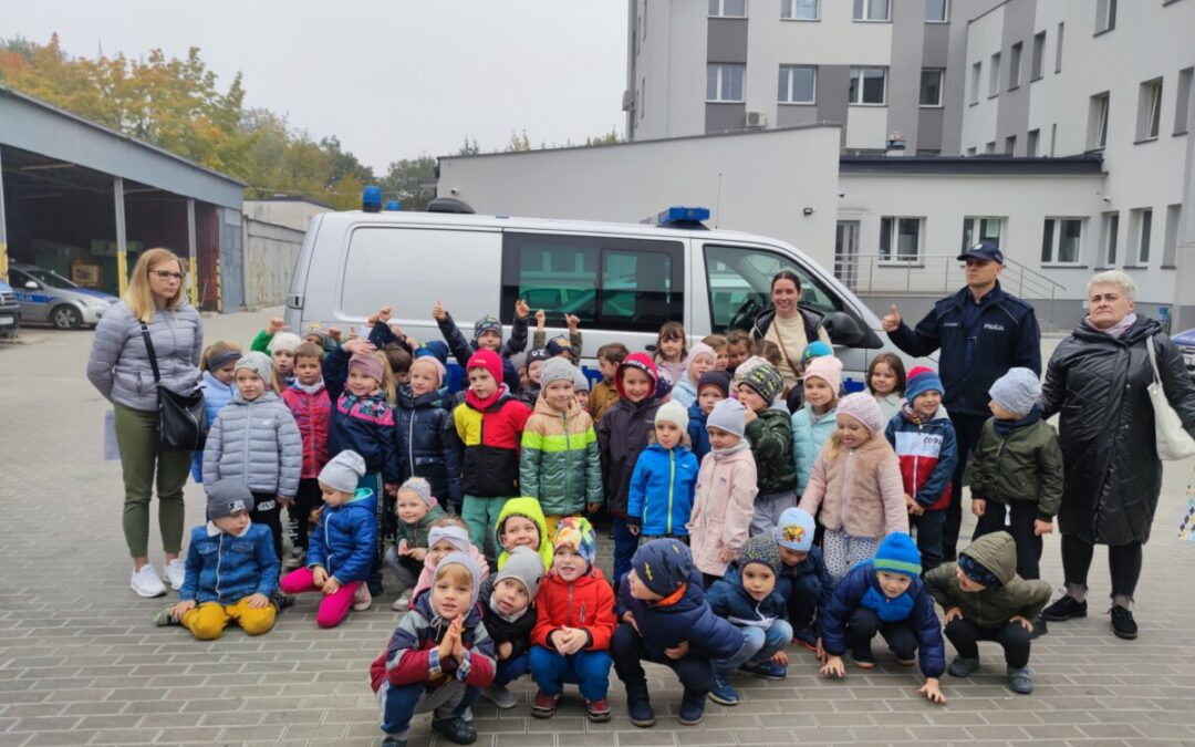 Dzieci z policjantem i nauczycielkami