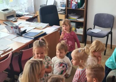 Dzieci zwiedzają gabinet Pani Dyrektor