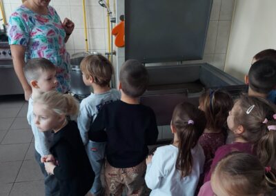 dzieci-zwiedzaja-kuchnie-przedszkolna