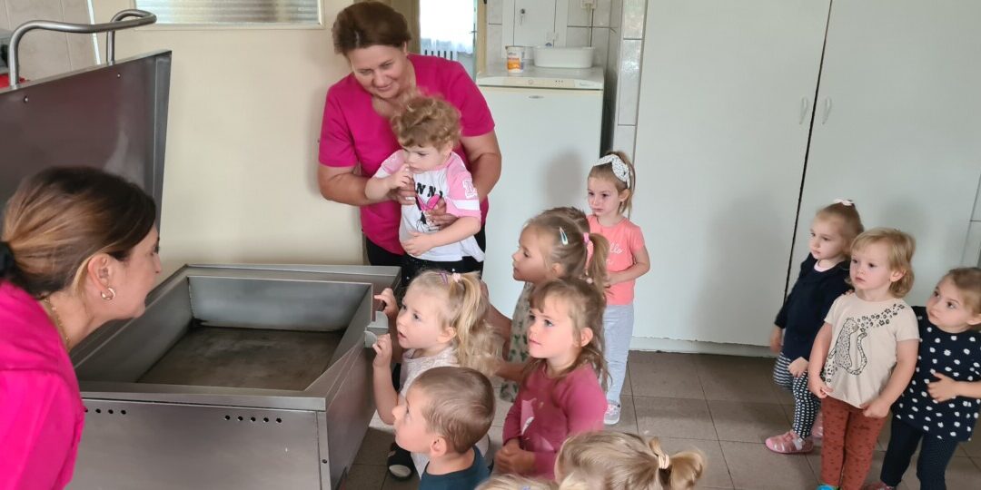 Dzieci zwiedzają kuchnię