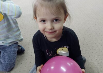 dziewczynka-trzyma-balona