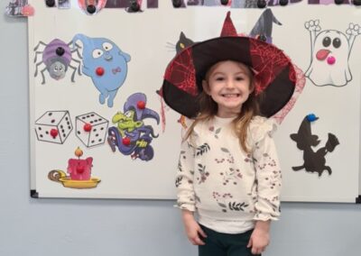 Dziewczynka w kapeluszu czarodziejki
