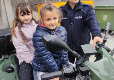 Dziewczynki siedzą na policyjnym motorze