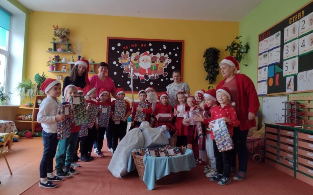 Grupa pięciolatków z Mikołajem