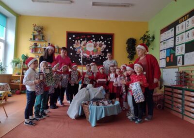 Grupa pięciolatków z Mikołajem