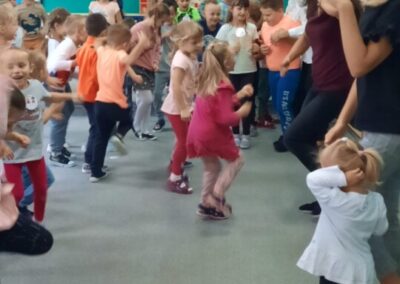 tańczące dzieci